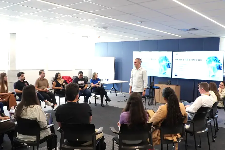 Turma reunida em círculo durante uma sessão da Academia AGC