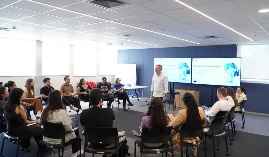 Turma reunida em c&iacute;rculo durante uma sess&atilde;o da Academia AGC